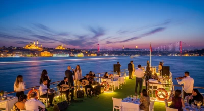 Bosphorus Music and Dinner Cruise: Istanbul Night Views and Live Entertainment