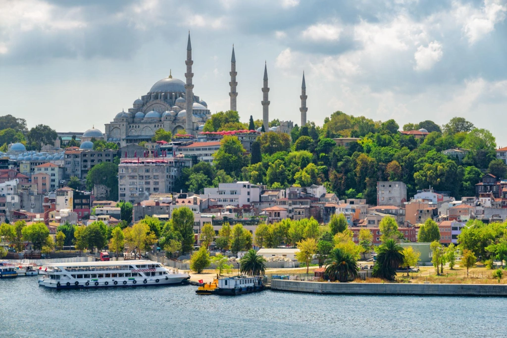 Half-Day Istanbul Tour with Dolmabahce Palace, Suleymaniye Mosque & Little Hagia Sophia