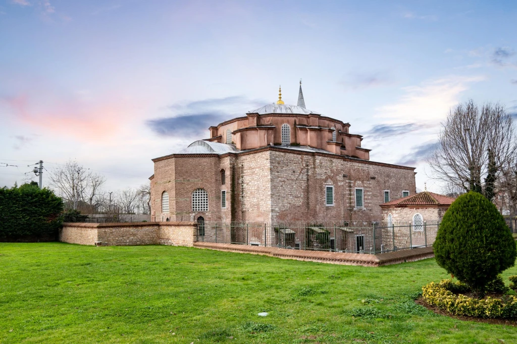 Half-Day Istanbul Tour with Dolmabahce Palace, Suleymaniye Mosque & Little Hagia Sophia