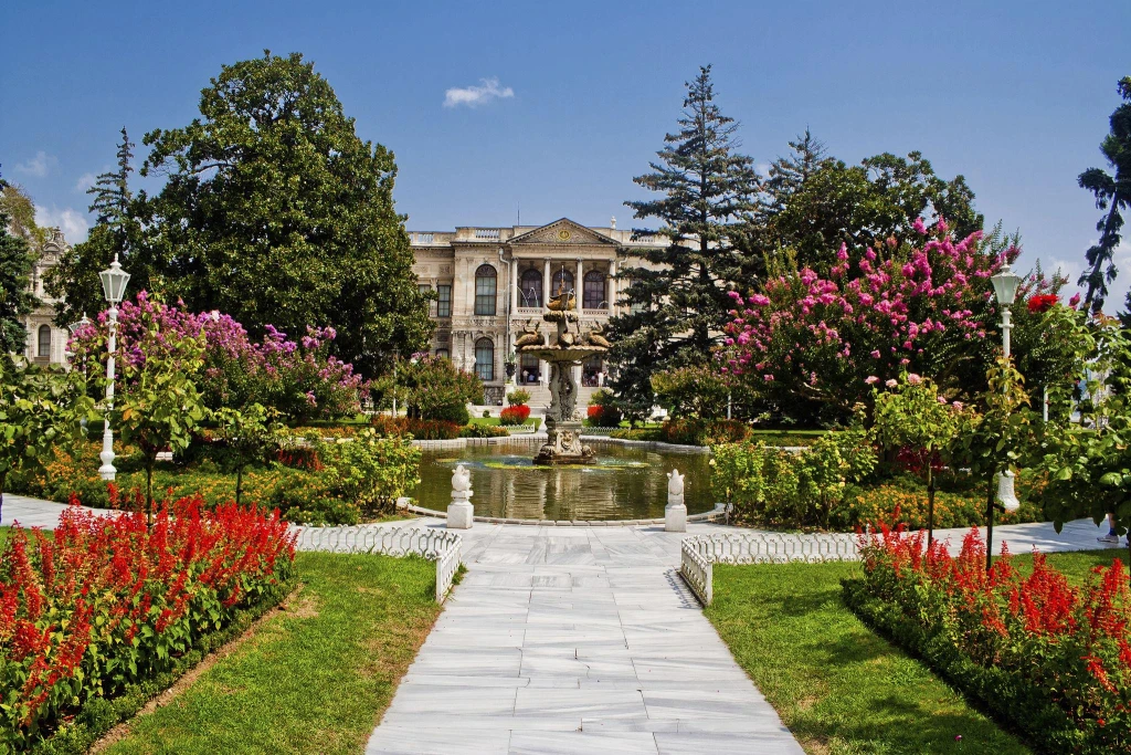 Half-Day Istanbul Tour with Dolmabahce Palace, Suleymaniye Mosque & Little Hagia Sophia