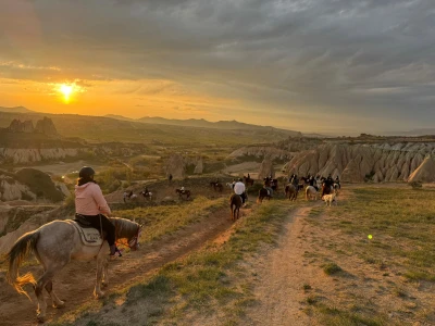 Kapadokya Gün Batımı Atlı Kıyafet Turu - Vadiler ve Peri Bacaları