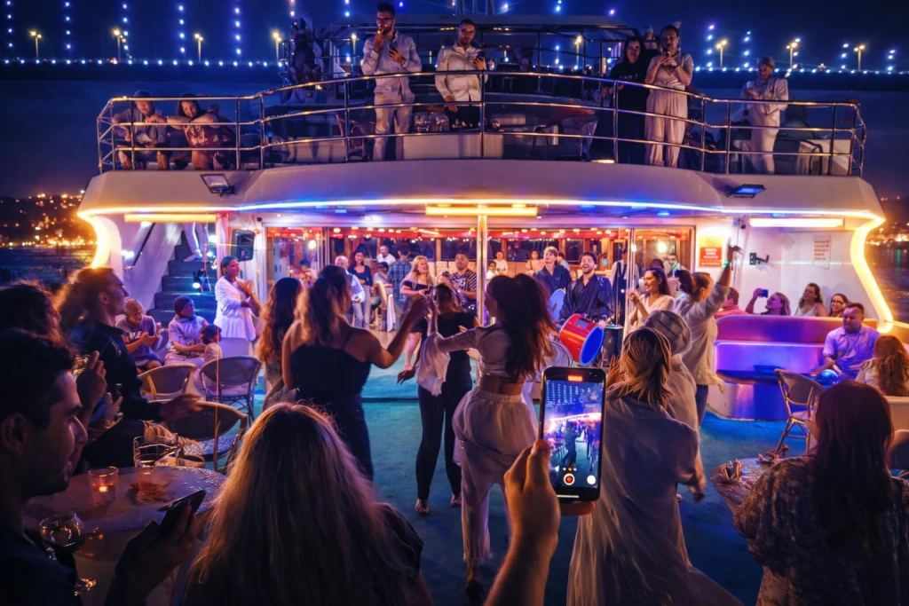 Akşam Yemekli Boğaz Turu İstanbul | Özel Masalarda Türk Gecesi Showlar VIP Salon Pencere Kenarı Masa Seçenekleri