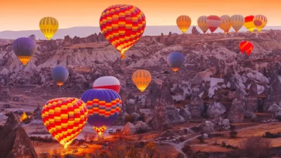 Voyage en Cappadoce avec vol en montgolfière inclus 2026 : expérience combinée de vol et d’hébergement