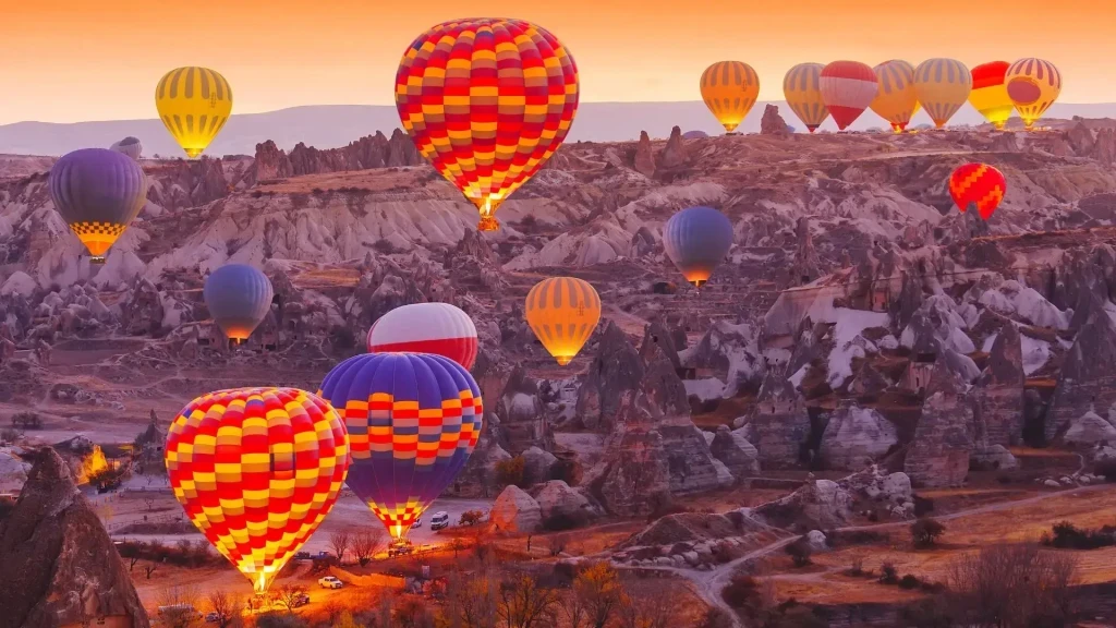 Voyage en Cappadoce avec vol en montgolfière inclus 2026 : expérience combinée de vol et d’hébergement