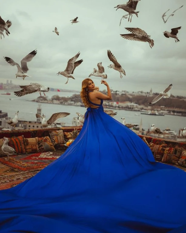 Séance Shooting Exclusive en Robe Volante – Rooftop & Studio Lumineux
