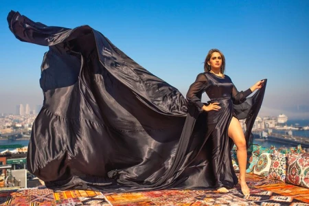 Séance Shooting Exclusive en Robe Volante – Rooftop & Studio Lumineux