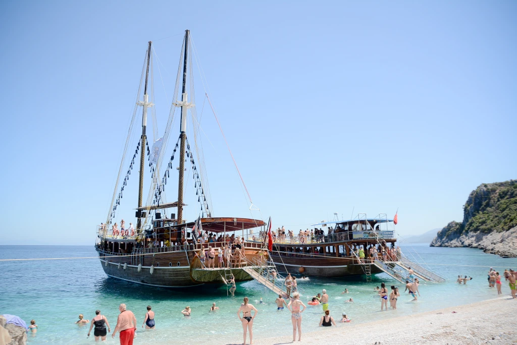 National Park Boat Trip Inc. Hotel transfer, BBQ Lunch