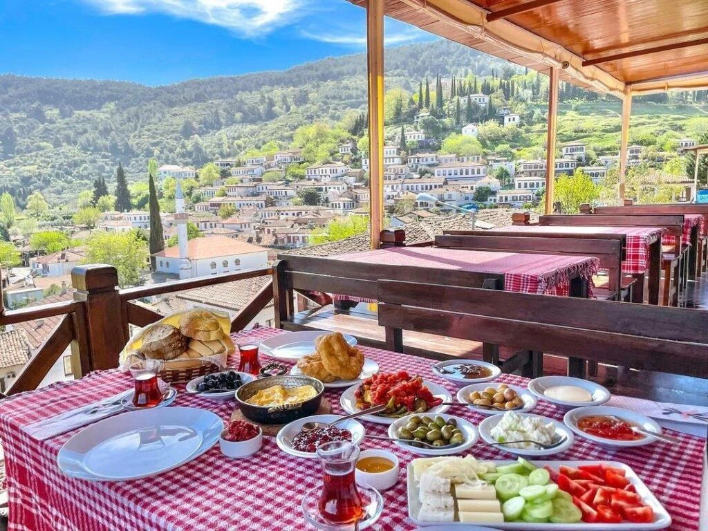 5-Hari Jelajah Warisan Caria dari Istanbul: Alinda, Alabanda, Labraunda & Kusadasi