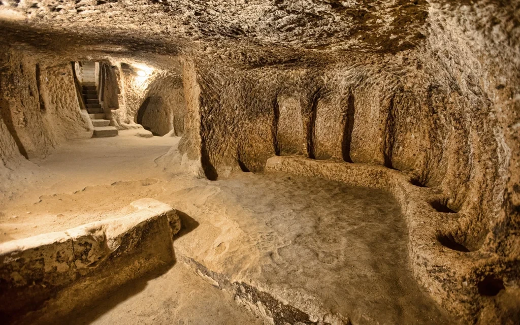 Yeraltı Şehirleri: Derinkuyu ve Kaymaklı