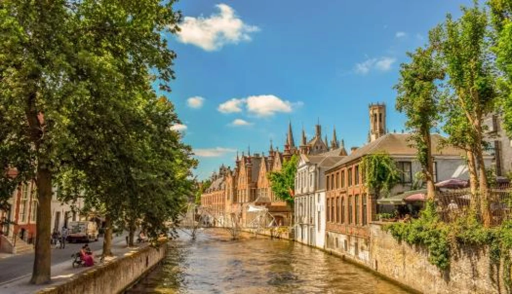 AJet Airlines Maxi Benelux & Paris & Alsace Tour (CGN-BSL)