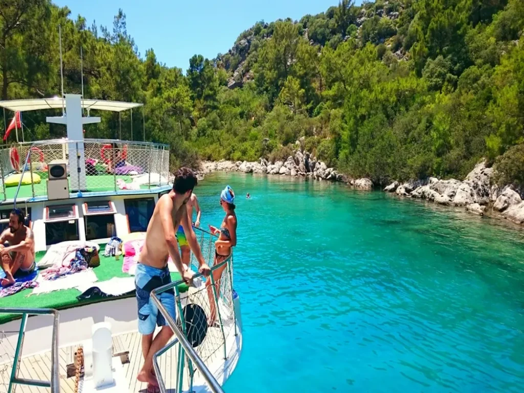 Bodrum Boat Tour to Black Island (Karaada) with Lunch