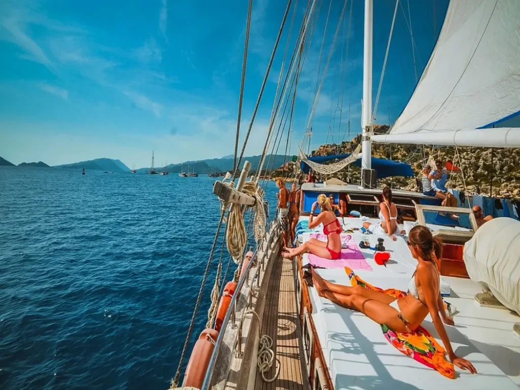 Bodrum Boat Tour to Black Island (Karaada) with Lunch