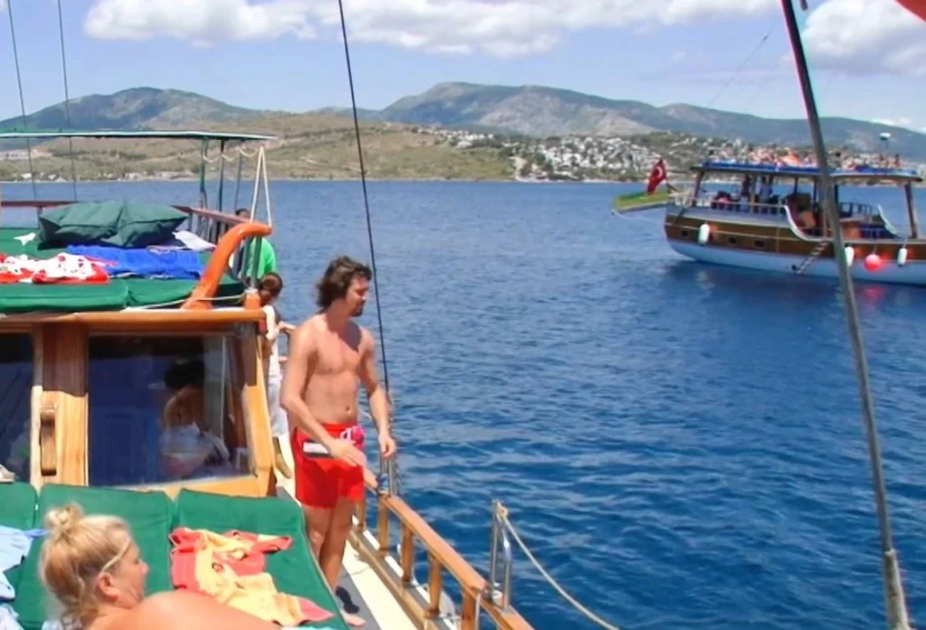 Bodrum Boat Tour to Black Island (Karaada) with Lunch