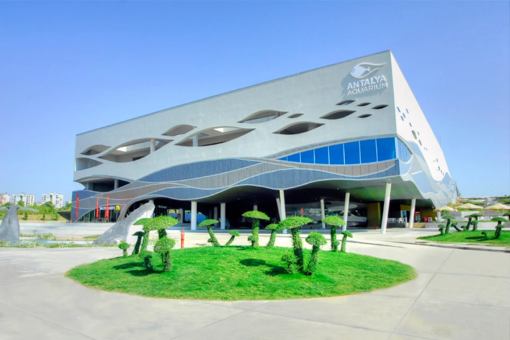 World's Longest Tunnel & Stars: Antalya Aquarium & Face2Face