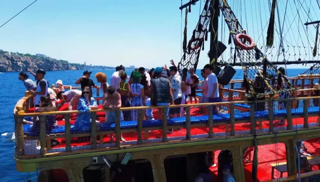 Antalya Pirate Boat Trip With Lunch and Soft Drinks