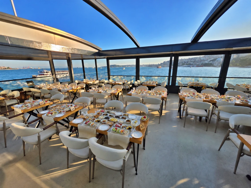Boğaz da Teknede Brunch Kahvaltı Fiyatları