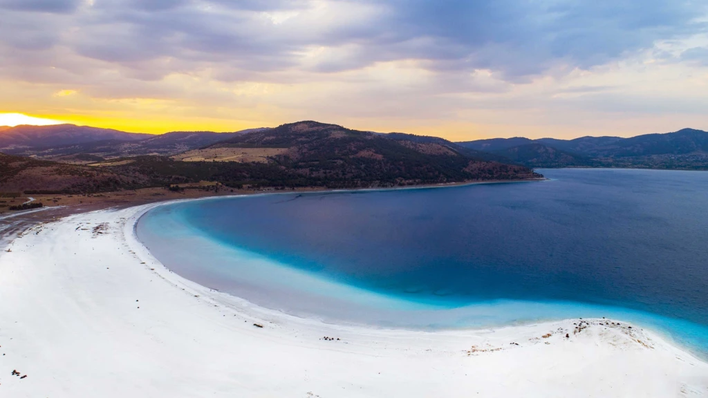 Salda Gölü Pamukkale Çeşme Alaçatı Turu / 1 Gece Otel Konaklamalı / İstanbul Çıkışlı