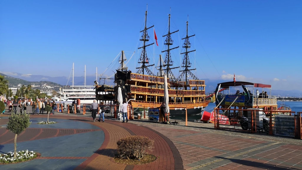 Alanya Bus Tour with Damlatas Cave & Boat Trip from Side
