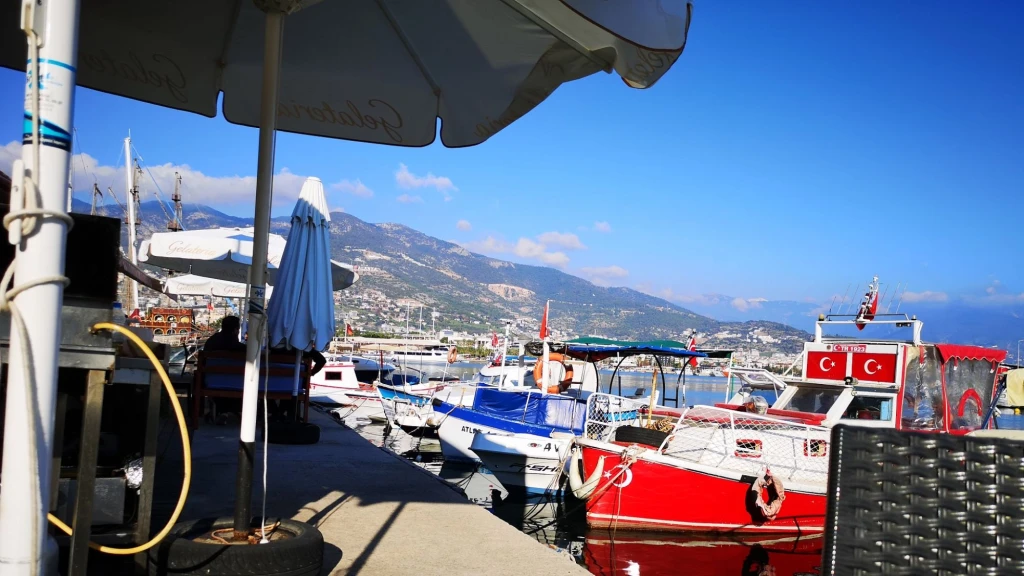 Alanya Bus Tour with Damlatas Cave & Boat Trip from Side