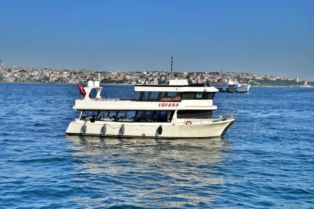Küçük Grup Boğaz'da Akşam Yemeği ve Tekne Turu Limitsiz Alkollü & Alkolsüz İçecekler ve Sesli Rehber