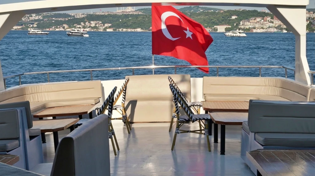 Küçük Grup Boğaz'da Akşam Yemeği ve Tekne Turu Limitsiz Alkollü & Alkolsüz İçecekler ve Sesli Rehber