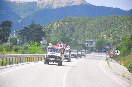 Side 4-in-1 Combo Tour: Rafting, Jeep Safari, Quad & Zipline