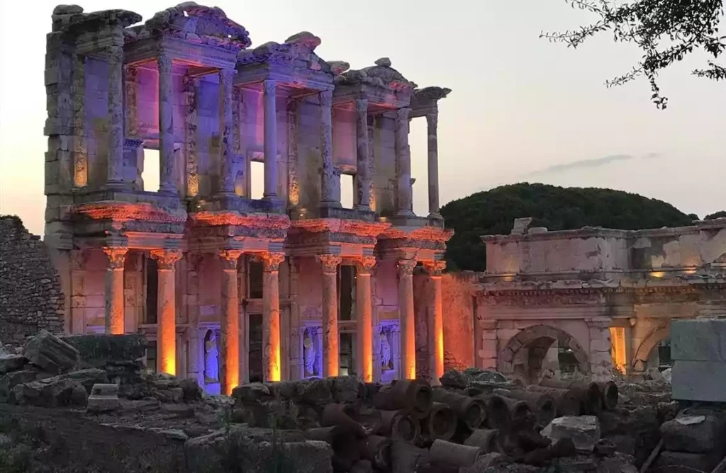 İzmir Çeşme Alaçatı Efes Şirince Turu / 1 Gece Otel Konaklamalı
