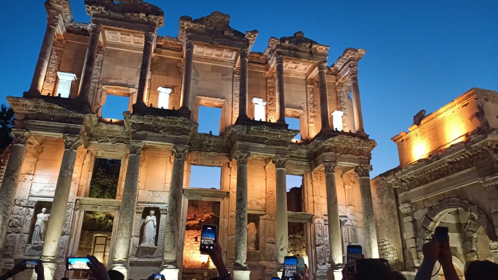 Efes Antik Kenti: UNESCO Dünya Mirası' nın  Eşsiz  Hazinesi