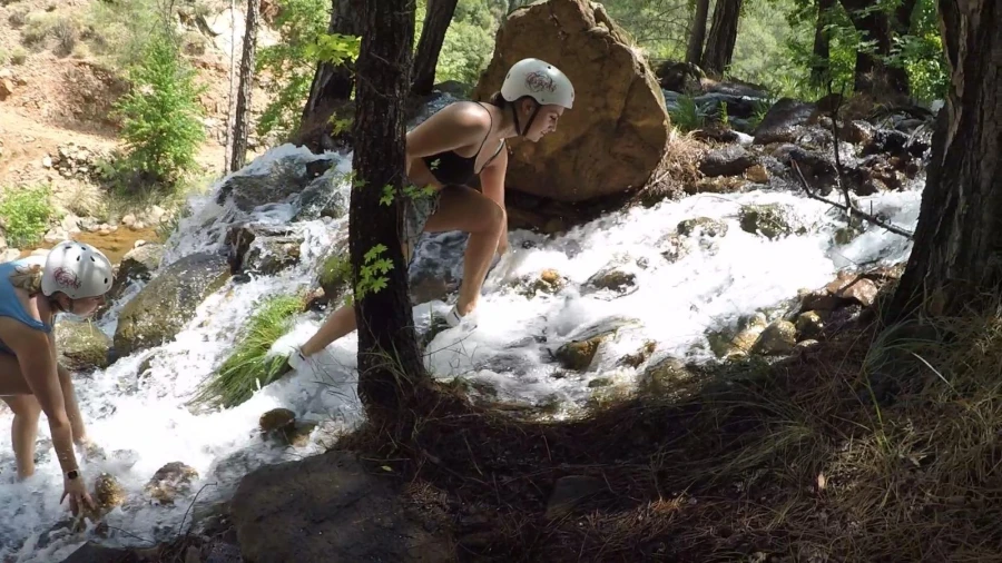 CANYONING