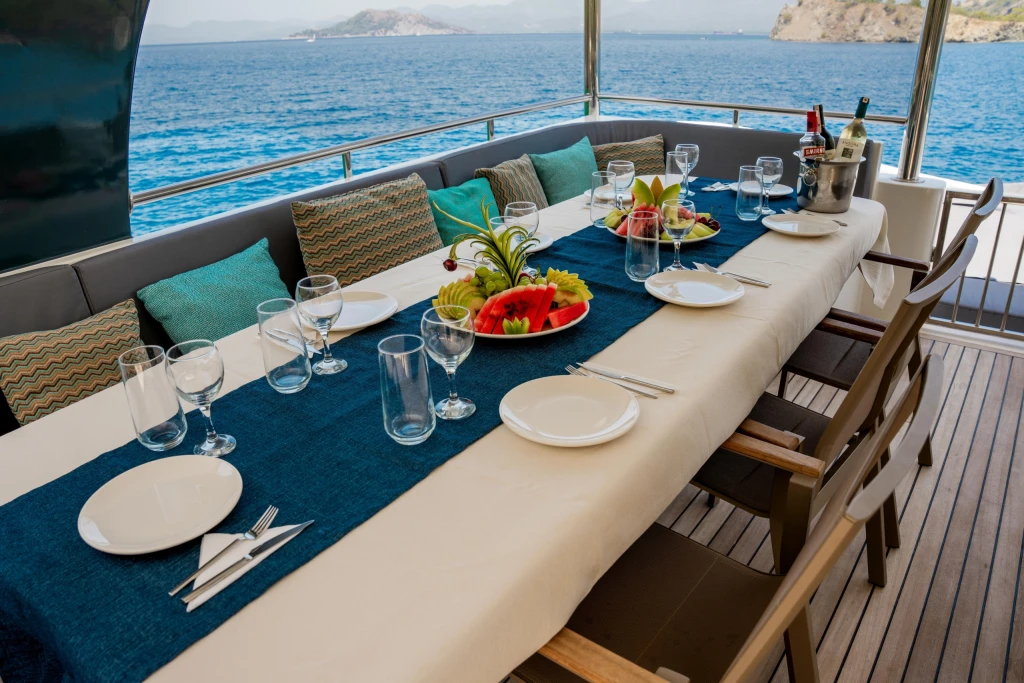Motoryacht Oggusto • Charter ve Mavi Yolculuk