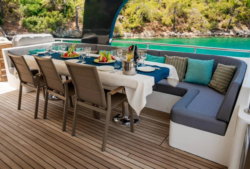 Motoryacht Oggusto • Charter ve Mavi Yolculuk