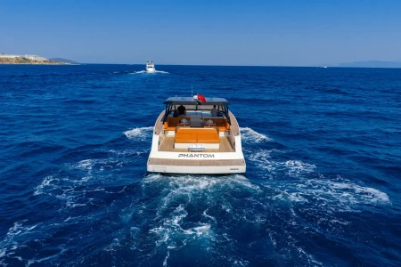 Phantom • Motor Yacht Charter