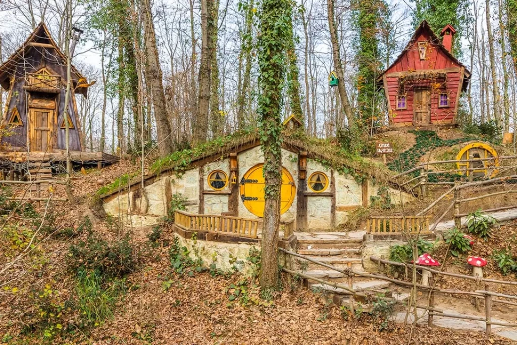 Yedigöller Sapanca Maşukiye Hobbit Evleri Ormanya Turu / 1 Gece Otel Konaklaması