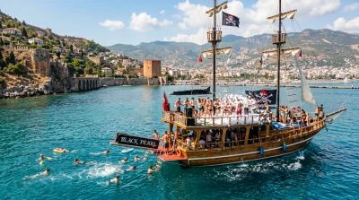 Alanya Korsan Tekne Tatili Paketi: Yüzme Molaları, Öğle Yemeği ve Köpük Partisi Eğlencesi