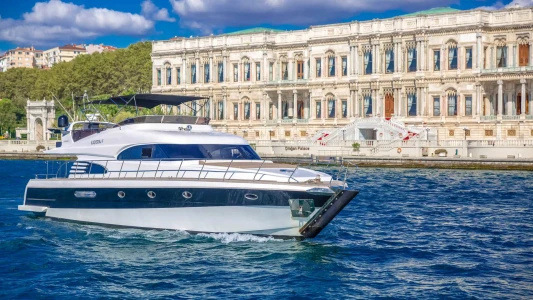 Luxury Bosphorus Sunset Yacht Cruise in Istanbul