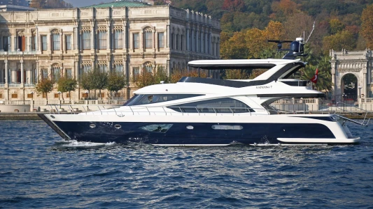 Private 2-Hour Luxury Yacht Cruise on Bosphorus