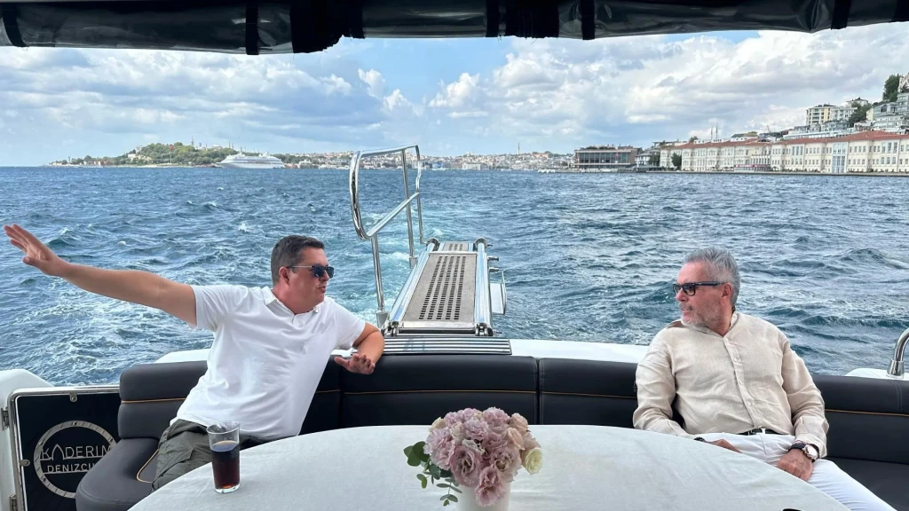 Private 2-Hour Luxury Yacht Cruise on Bosphorus