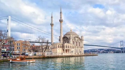 Private 2-Hour Luxury Yacht Cruise on Bosphorus