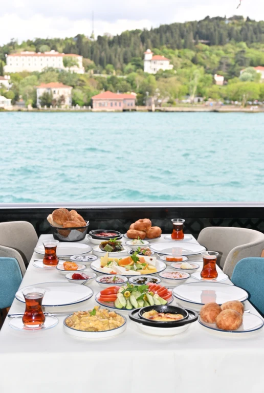 Croisière sur le Bosphore avec KAHVALTI TURC