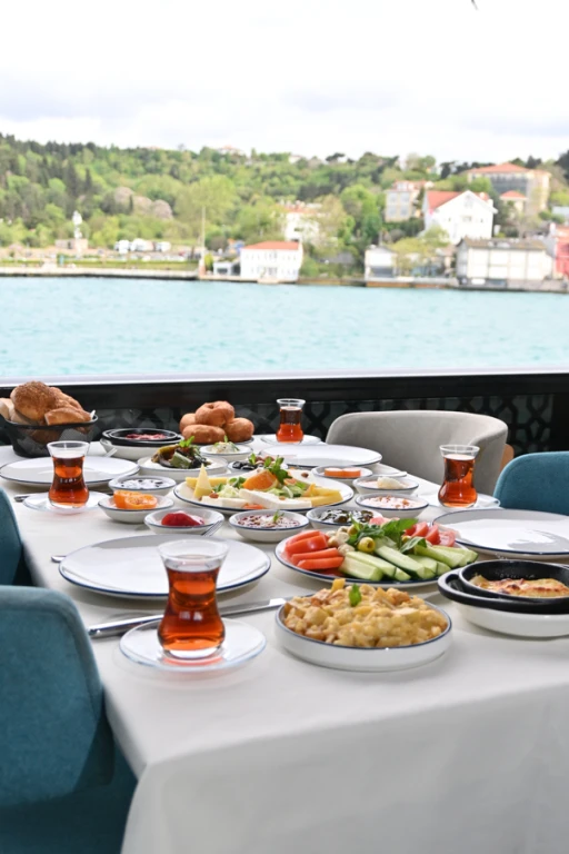 Croisière sur le Bosphore avec KAHVALTI TURC