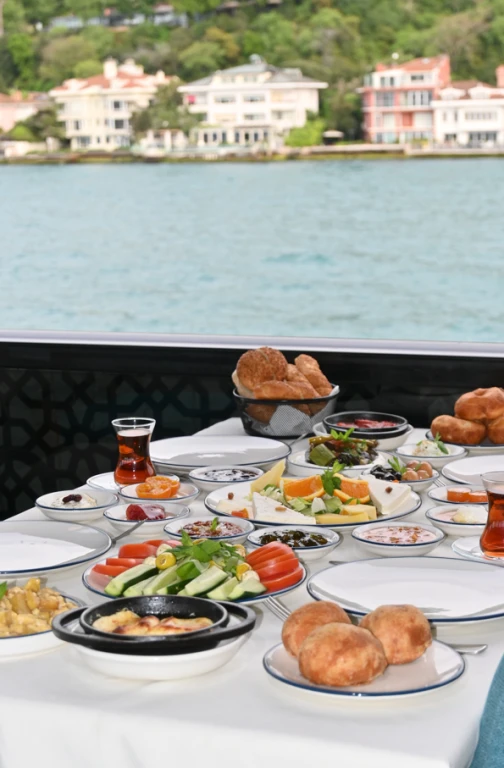 Croisière sur le Bosphore avec KAHVALTI TURC