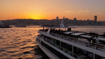 Kabataş Kalkışlı Gün Batımı Boğaz Turu Limitsiz Alkolsüz İçecekler Atıştırmalıklar ve Sesli Rehber