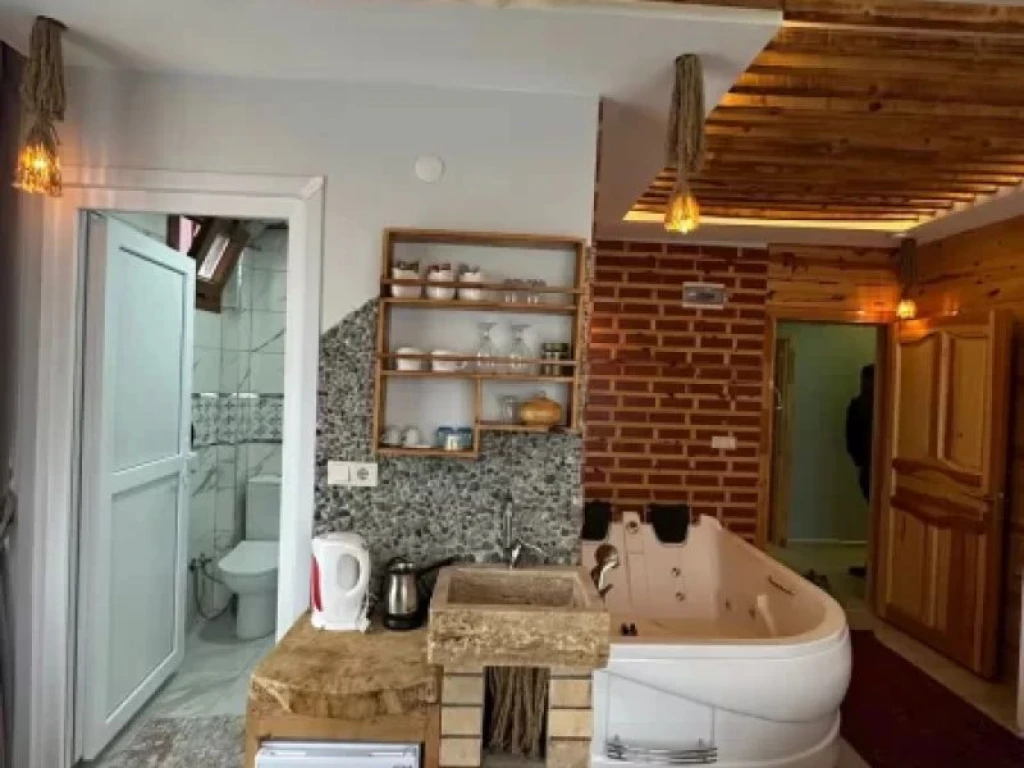 301 No – Jakuzili Suit Balayı Odası (Doğa ve Manzara Keyfi)