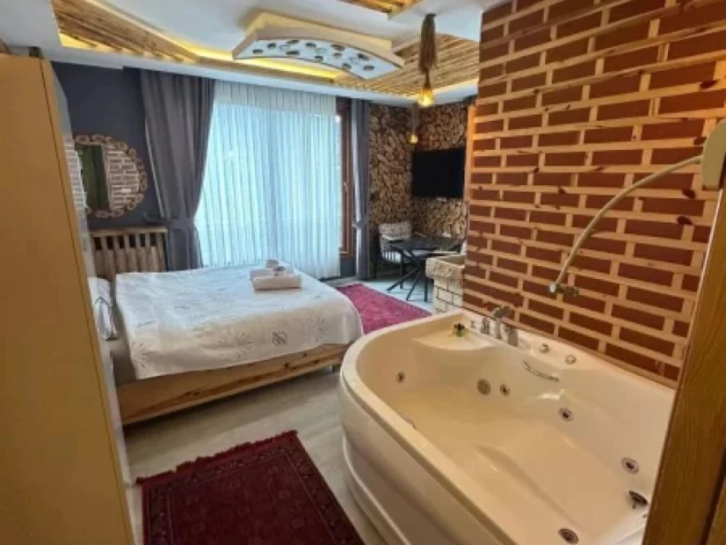 301 No – Jakuzili Suit Balayı Odası (Doğa ve Manzara Keyfi)