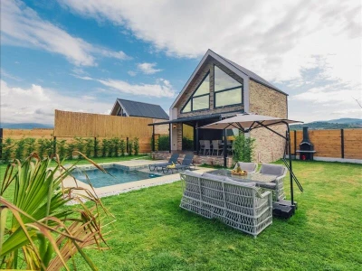 Göl Manzaralı Isıtmalı Havuzlu Villa