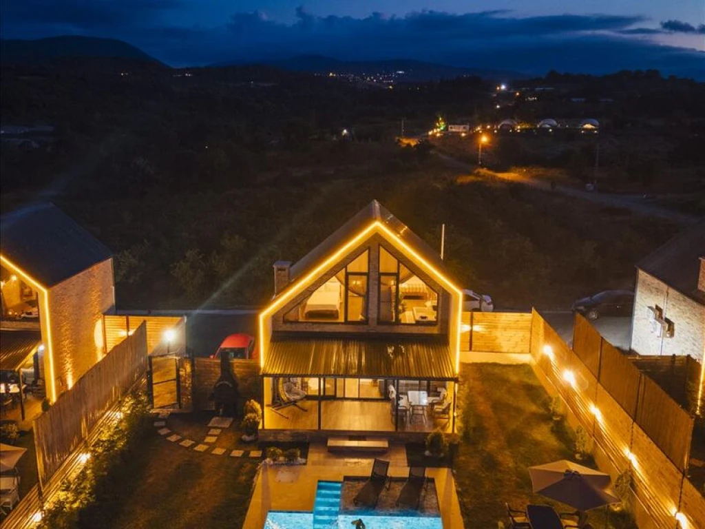 Göl Manzaralı Isıtmalı Havuzlu Villa