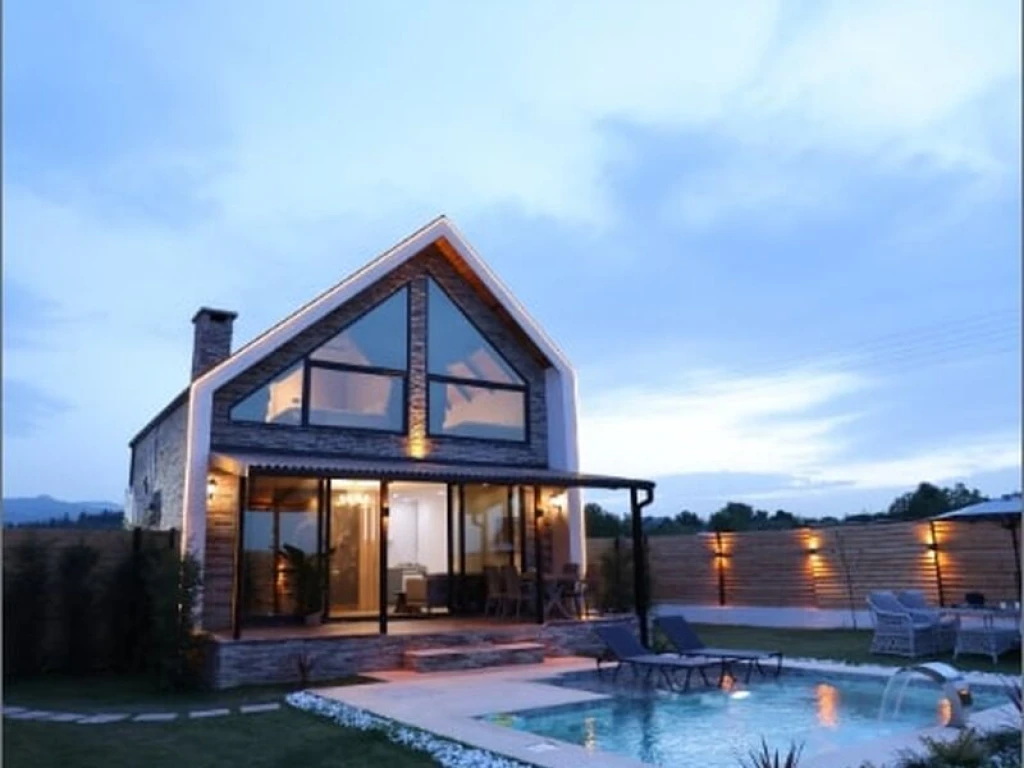 Göl Manzaralı Isıtmalı Havuzlu Villa