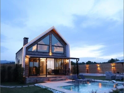 Göl Manzaralı Isıtmalı Havuzlu Villa
