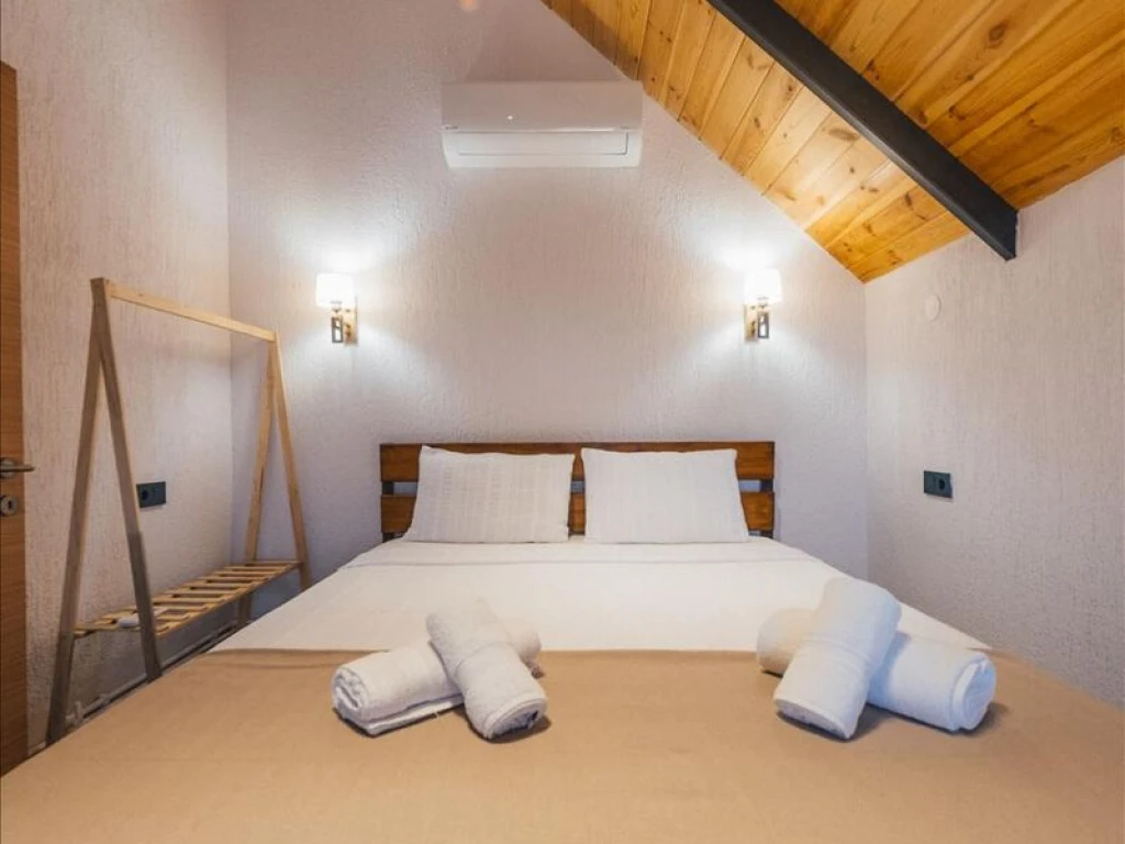 Göl Manzaralı Isıtmalı Havuzlu Villa