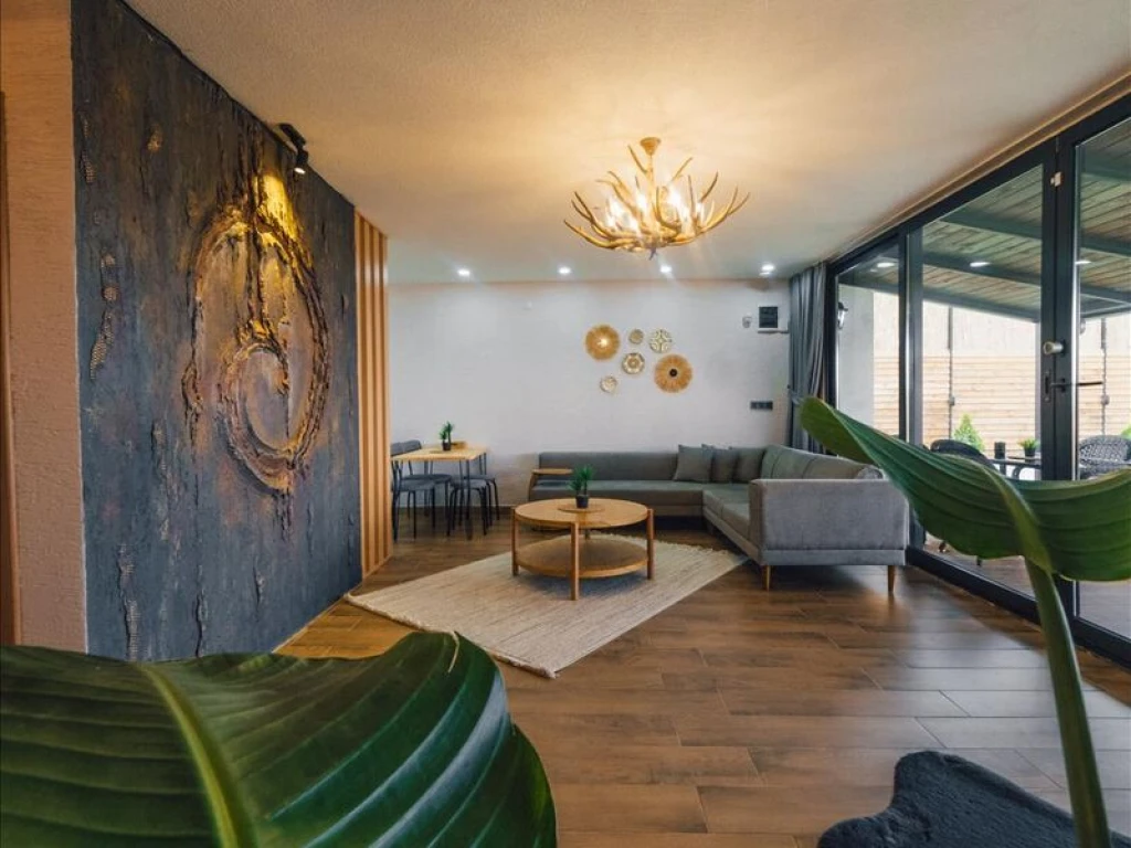 Göl Manzaralı Isıtmalı Havuzlu Villa